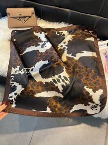 1条仿丝复古豹纹印花70厘米小方巾，时尚百搭，可作头巾、腰带、装饰围巾，适合日常穿着。 - 彩色 - 查看 2