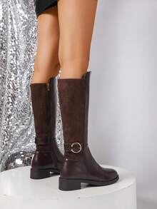 女士皮革和绒面革拼接时尚金属扣装饰侧拉链设计经典圆头舒适不束缚高筒修身腿部修身，薄款保暖内衬保暖透气，平跟舒适全天穿着，秋冬百搭马术靴，及膝靴 - 棕色 - 查看 3