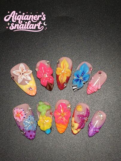 每套包含10个杏仁形手工亚克力盔甲，法式设计，饰有条纹、水钻、海龟和花瓣等装饰，有多种色调和裸色可选。3种尺寸可选，适合派对、舞会和日常佩戴，并附赠美甲套装，是送给女士和女孩的理想美甲礼物。美甲用品 美甲