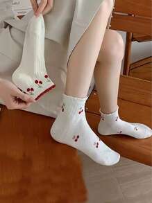 Sanrio 5 Pares de Meias Soquete Médio com Estampa de Gato e Cereja para Mulheres/Adolescentes - Design de Cartoon Adorável, Mistura de Poliéster Elástica Macia, Conjunto Casual Versátil, Acessório de Moda, Meias com Tema de Personagem Fofo