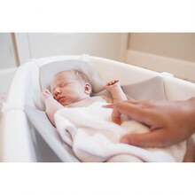 Basics - tina 3 en 1 Grow with Me, marca galardonada, ajustable a medida que tu bebé crece, incluye correa de malla de aire acolchada de espuma, gancho de secado - Tina crece conmigo - Ver 3