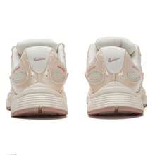 Nike 女款 V5 RNR 复古跑步休闲运动鞋，透气轻便时尚厚底运动鞋，IH5088-001 - 淺粉色 - 查看 3