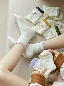 3 paires (non brodées) de chaussettes blanches mode polyvalentes de couleur aléatoire, chaussettes mi-mollet pour femmes, automne/hiver, design avec lettres, chaussettes de sport absorbantes, chaussettes sans couture, chaussettes avec lettres, chaussettes d'automne - Multicolore - Voir 5