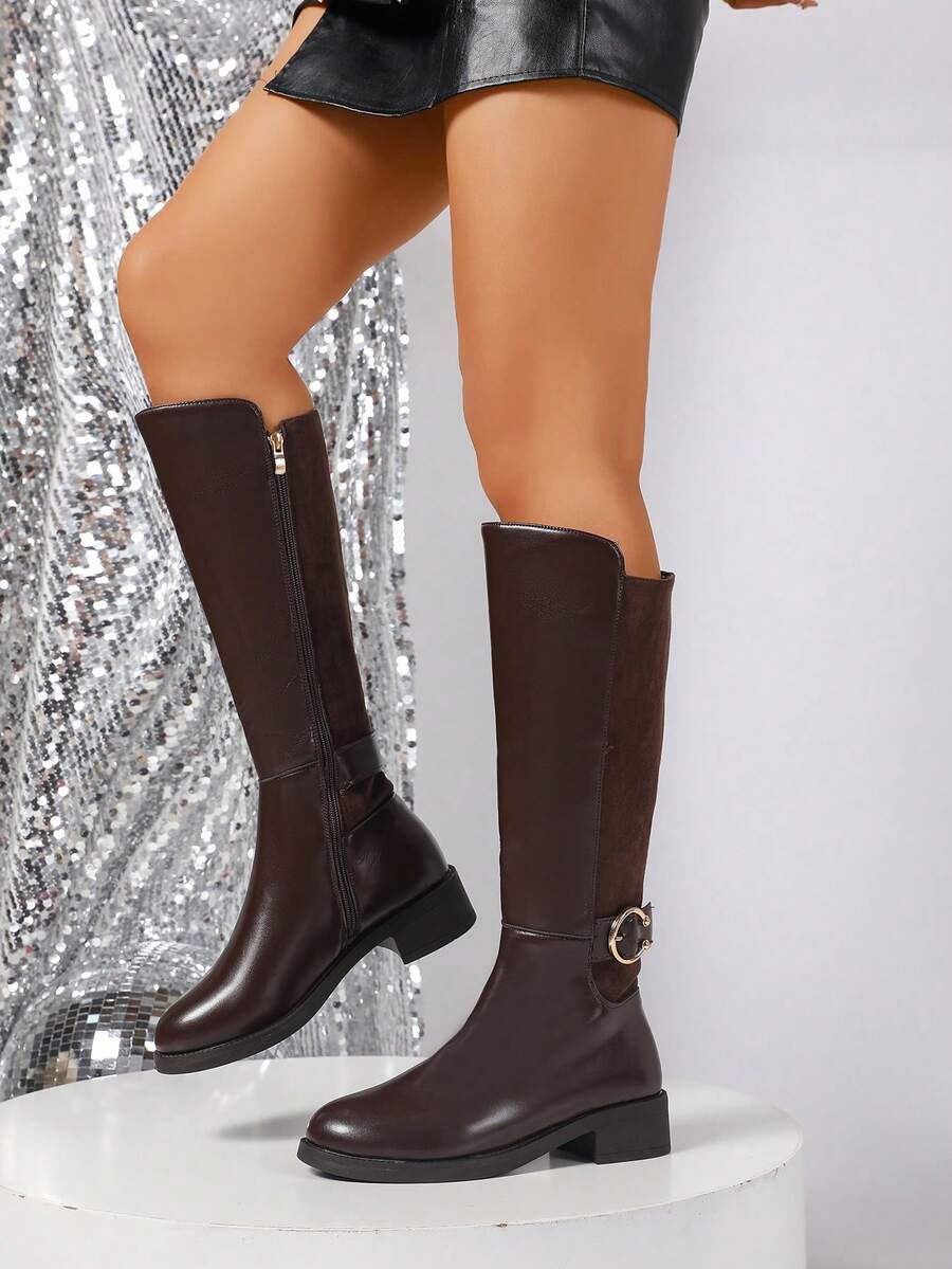 女士皮革和绒面革拼接时尚金属扣装饰侧拉链设计经典圆头舒适不束缚高筒修身腿部修身，薄款保暖内衬保暖透气，平跟舒适全天穿着，秋冬百搭马术靴，及膝靴