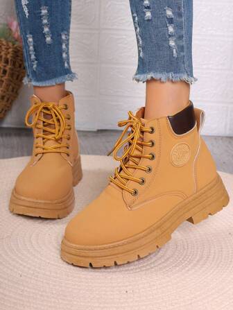 最新设计的户外休闲靴，防水登山靴，时尚百搭，适合各种场合