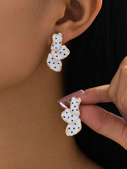 1 Đôi bông tai thủ công kiểu Pháp cổ điển, thiết kế hoa văn đen trắng thanh lịch, món quà ý nghĩa dành cho phái nữ.