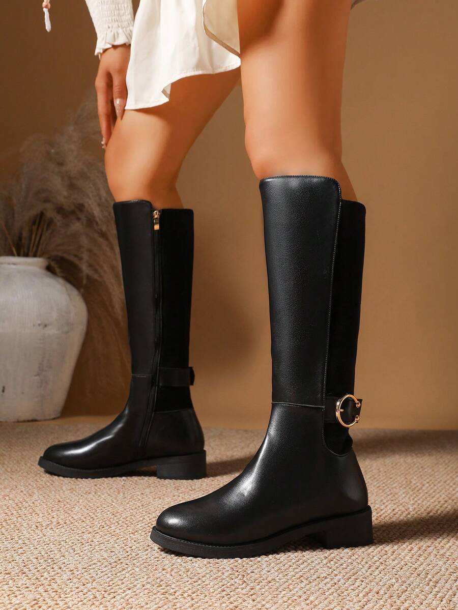 女士皮革和绒面革拼接时尚金属扣装饰侧拉链设计经典圆头舒适不束缚高筒修身腿部修身，薄款保暖内衬保暖透气，平跟舒适全天穿着，百搭秋冬马术靴，黑色靴子