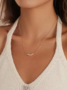 1 件皇冠花朵吊坠项链 - 榄尖形 CZ 簇镶于弧形金链上，优雅的花卉个性女士珠宝