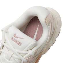 Nike 女士休闲鞋 V5 RNR，轻便舒适旅行鞋，低帮系带运动鞋 IH5088-001 - 金屬銀/珍珠灰/珍珠白/微粒粉 - 查看 6