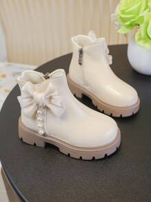 1 par de botas premium para bebé: Hechas de cuero súper suave, como una "segunda piel" que envuelve los pequeños pies, manteniéndolos secos incluso en otoño/invierno. El diseño con cremallera lateral permite un fácil poner y quitar para el niño. El diseño de suela gruesa y ancha actúa como un "estabilizador", lo que hace que correr y subir escaleras sea talla grande estable.