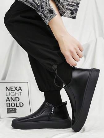 Botas de motociclista de alta caña para hombre, color negro, con cremallera lateral, suela plana, estilo callejero, versátiles