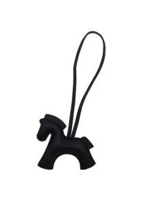 1 件奔腾的骏马和狗钥匙扣 - PU 皮革马术吊饰，14 种颜色（绿色、黑色、粉色、蓝色、黄色、白色、棕色、红色、橙色、棕色、深蓝色、深棕色、黑色、紫色、酒红色） - 可调节钥匙、包包、手机链带 - 情人节男女礼物 - 可与背包搭配