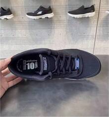 Skechers 女士 10 周年纪念款 Go Walk Travel 经典记忆泡沫运动鞋 - 黑色 - 查看 2