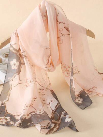 1条女士复古印花轻薄围巾，透气防晒，适合日常搭配连衣裙。