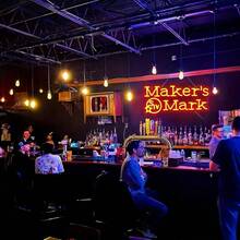 精彩生活 Maker Mark 威士忌霓虹灯 - USB 供电 LED 灯，适用于酒吧、酒馆、男人窝和派对装饰，多功能壁挂式设计