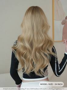 24 英寸金色长卷发女士假发 - 优雅蓬松假发，带刘海，外观自然，非常柔滑的合成耐热纤维全机发假发，适合女孩日常佩戴、音乐节派对特惠、角色扮演动漫使用 - 樱花庆典华丽派对街头穿着摄影使用 - 金色 - 查看 3