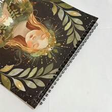 Un calendario de mindfulness 2026 Mindfulness: Chica mágica (12 meses), con citas inspiradoras, motivación mensual y afirmaciones positivas. Este calendario de pared con tema de chica mágica y encuadernación espiral negra es adecuado para decorar en hogares, oficinas o escuelas.