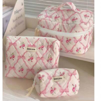1件/套蝴蝶结玫瑰图案绗缝化妆包，时尚便携化妆包，多功能收纳包，可装口红、卫生巾、硬币、钥匙等，大容量可爱洗漱包，旅行收纳化妆包，母亲节礼物，情人节礼物，周年纪念礼物。化妆包，化妆袋，化妆包，化妆品收纳包，化妆品整理包，旅行，化妆袋，包，梳妆台，化妆袋，旅行必备，化妆包，化妆包，包，旅行必备，梳妆台配件，小化妆包，化妆袋，化妆品收纳包，旅行必备，大容量，大化妆包，圣诞礼物，收纳袋，旅行，女士旅行必备礼物，收纳袋，手拿包/小手提包，化妆品整理包，化妆品收纳包，收纳袋，刷子收纳袋，迷你收纳袋，大容量收纳袋，女士礼物，圣诞礼物，女士送礼佳品，收纳袋，化妆包，旅行必备