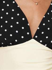 Camiseta sin mangas para mujer, cuello en V, estampado de lunares, patchwork, corte ajustado, estilo urbano. - Negro - Ver 7