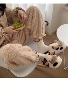 XIXITIAO 1 par de nuevos y lindos zapatillas de casa con diseño de vaca para invierno, zapatillas de interior de felpa cálida con bloques de color, zapatillas de casa antideslizantes de dibujos animados con suela suave y forro térmico grueso, adecuadas para el hogar y uso en interiores - Blanco - Ver 5