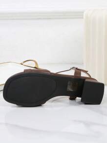 加大码单扣粗跟凉鞋，棕色中跟法式时尚凉鞋，复古露趾踝带经典高跟百搭优雅简约女鞋 - 棕色 - 查看 10