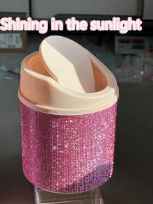 1个镶钻桌面化妆品垃圾桶，旋转盖桌面收纳盒，适用于梳妆台、卧室、办公室，阳光下闪闪发光。可用于收纳化妆包、旅行用品、化妆品、旅行必备品、化妆品整理盒、化妆包、化妆品收纳盒、洗漱包、桌面收纳盒、化妆品袋、化妆品整理盒、梳妆台配件、化妆包、化妆袋、珠宝盒、化妆刷架、香水收纳盒等。可作为女士礼物、圣诞礼物、女士礼物创意、房间装饰等。 - 彩色 - 查看 8
