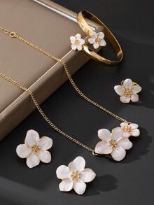 1 件手工油滴白色五瓣花吊坠项链、1 对耳环、1 枚戒指、1 条手链、女士首饰套装 - 白色 - 查看 2