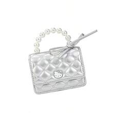 MINISO Sanrio Hello Kitty 银色珍珠链条斜挎包，采用经典绗缝图案搭配珍珠手柄和精致的 Hello Kitty 徽章，时尚百搭，非常适合日常外出、派对（1 件） - 銀色 - 查看 6