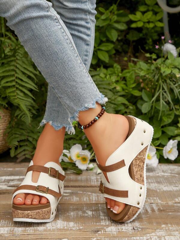 Sandali infradito con zeppa e piattaforma, stile casual con doppia fibbia e decorazione con borchie, nuovi per l'estate 2025, stile europeo e americano, taglie comode