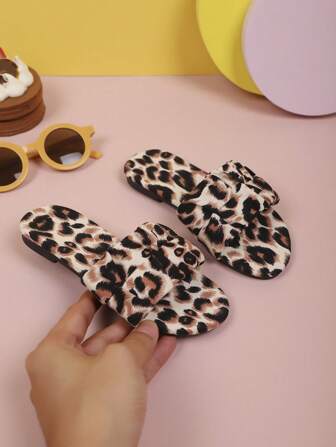 1 par de sandalias con diseño de volantes y estampado de leopardo para niñas, suaves y cómodas, chanclas casuales para playa en primavera/verano