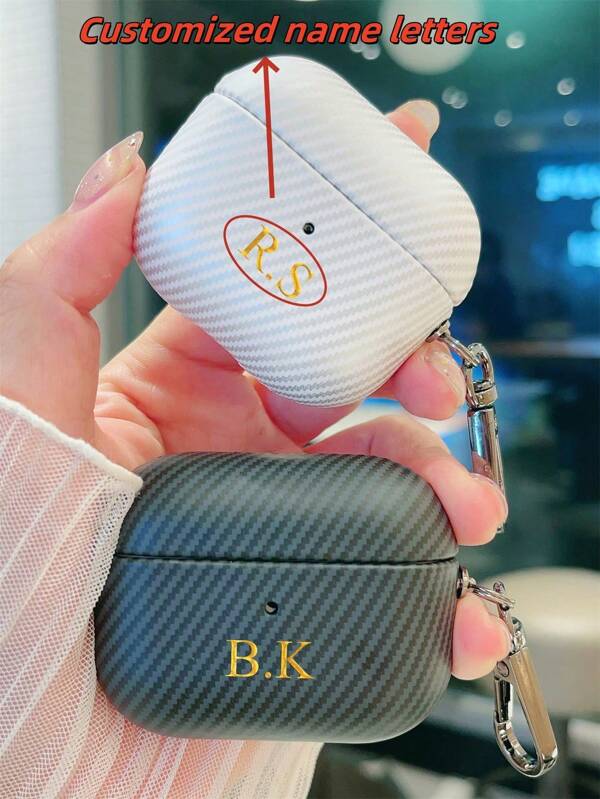 [Customized]Personalized Luxury Lettering Name Customized Cover Compatible With Airpods 1 2 3 4 Pro 2 - Carbon Fiber Pattern Earphone Case With Keychain - For Airpods Users - Stylish & Personalized Protection - Perfect Gift For Tech Lovers