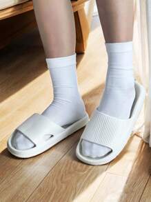 新款热销EVA男士拖鞋，轻便柔软，舒适透气，防滑鞋底设计，速干不臭脚，纯色款式休闲百搭，适合室内浴室淋浴和户外海滩，男女通用情侣凉鞋和拖鞋。