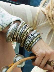 4 Pcs Oversized Chunky Resin Cuff Bangles Set, Minimalist Stackable Golden Color Metal Wheels Bracelets Set, Women Fashionable Jewelry Set For Daily Wear, Dating, Party