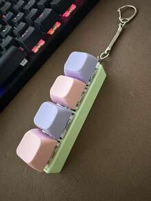 1个朋克风1/4键机械键盘轴测试仪兼减压钥匙扣，随时缓解焦虑，是送给朋友的理想万圣节礼物，也是可爱的哥特风Y2K万圣节配饰、教师节礼物、圣诞节礼物、包包配饰、带证件夹的挂绳、汽车配饰、包包挂饰、车饰等。
