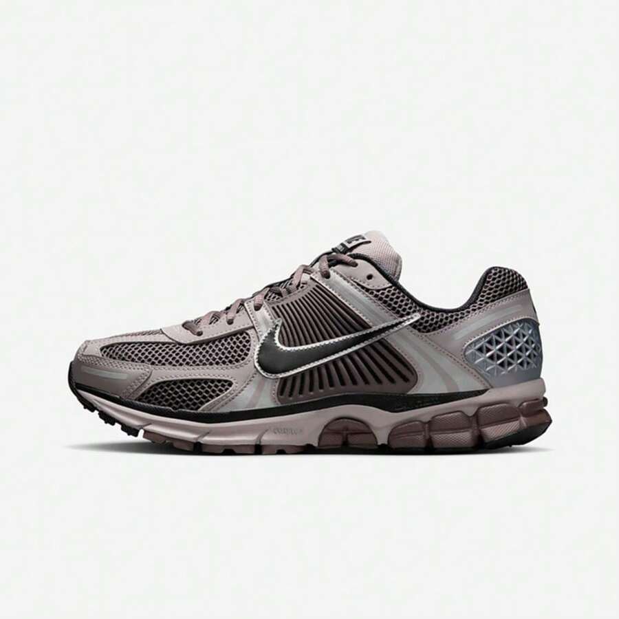 男款 NIKE ZOOM VOMERO 5 休闲运动鞋，低帮 FB9149-005 - 銀色 - 查看 1