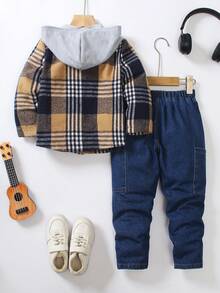 2 件套年轻男孩时尚格纹长袖连帽衫和百搭侧袋牛仔直筒裤套装，秋季