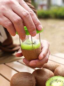 1 Stück Kreative Kiwi Schälmaschine, Obstschäler. 2-in-1 Edelstahl Kiwi Schäler, einfach zu greifen. Dieser tragbare Edelstahl Grüne Schäler ist ein multifunktionaler Obstschäler und Entsamenungswerkzeug, das leicht mitzunehmen ist. Sehr geeignet für Outdoor-Picknicks oder Camping