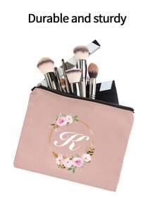 Geantă de machiaj portabilă cu inițiale imprimate și model de coroane florale, geantă mică portabilă, potrivită pentru cadouri, ambalaj mic de călătorie, geantă de depozitare ușoară, geantă de călătorie cu fermoar - perfectă pentru călătorii și petreceri de vacanță, geantă de machiaj de sărbători - cadou perfect pentru prieteni, familie sau pentru sine - geantă de călătorie, potrivită atât pentru bărbați, cât și pentru femei, organizator de machiaj esențial pentru călătorie, geantă de călătorie pentru femei