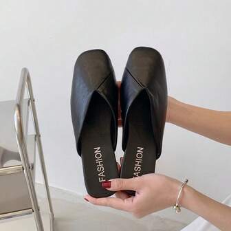 Svarta muleskor för dam, elegant design med fyrkantig tå, moderiktiga och bekväma platta sandaler, slutna slip-on-skor, lämpliga för inomhus- och utomhusbruk, året runt, ovandel i konstläder, mjuk och bekväm, yttersula i gummi, slitstark och halkfri, grossist- och detaljhandel
