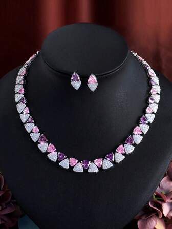 一套精美镀银紫粉色三角形立方氧化锆网球项链耳环，适合婚礼、新娘、伴娘、订婚、宴会、派对、舞会等场合佩戴，可作为配饰或礼物。