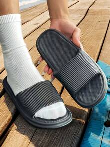 新品上市！时尚流行的春秋男士拖鞋。简约休闲的运动风格。采用EVA材质，柔软舒适轻便。防滑耐磨，防臭，快干，易于清洁，适合浴室使用。男女通用拖鞋，室内外均可穿着。