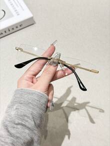 1 Cặp kính nữ gọng đồng không viền trong suốt, thích hợp cho việc đi học, sinh hoạt hàng ngày, văn phòng, đọc sách, xem TV, chơi game, sử dụng điện thoại thông minh, cũng có thể dùng làm vật trang trí. - Trong sáng - Xem 15