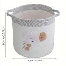 Un cestino portaoggetti con stampa di giraffa - perfetto per organizzare vestiti, panni bavaglino, formula per bebè e bottiglie, con pratiche maniglie per il trasporto.