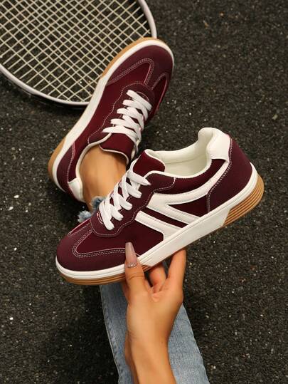 Höst 2025 Damskor med färgblock och lapptäcke, casual sneakers, moderiktiga och mångsidiga platta sneakers, lämpliga för promenader, daglig pendling, studentskor med snörning