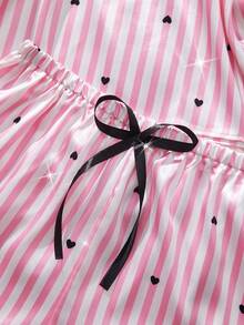 2 件心形条纹印花缎面性感内衣套装，可调节肩带睫毛蕾丝 V 领吊带和蝴蝶结短裤，女士情趣内衣