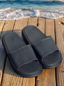 新品上市！时尚流行的春秋男士拖鞋。简约休闲的运动风格。采用EVA材质，柔软舒适轻便。防滑耐磨，防臭，快干，易于清洁，适合浴室使用。男女通用拖鞋，室内外均可穿着。