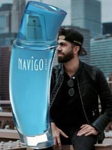 Navigo Homme Libre Eau de Toilette para Hombre con Atomizador - Nueva Imagen Mismo Aroma - Perfume Aromático Fougère Maderoso con Notas de Cardamomo, Lavanda y Cedro - Aroma Masculino, Fresco y Elegante para Hombres - Ideal para Uso Diario o Nocturno - Presentación de 100 ml - Agua de Tocador de Larga Duración – Línea Navigo - Perfume con Personalidad Sofisticada Navigo Homme Eau de Toilette es una fragancia masculina pensada para el hombre moderno - Azul - Ver 4