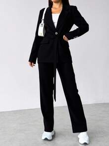 Conjunto set 3 piezas compuesto por  blazer blusa pantalón tejido vestir suave stretch estilo elegante  profesional corte clásico solapas un botón para cierre  cinturón permite ceñir la prenda a la cintura estiliza la figura  cinta para anudar top manga corta bajo recto pantalones corte recto look formal y sofisticado ambientes laborales  eventos que requieran un atuendo pulido día noche evento trabajo formal junta diario . - Negro - Ver 1