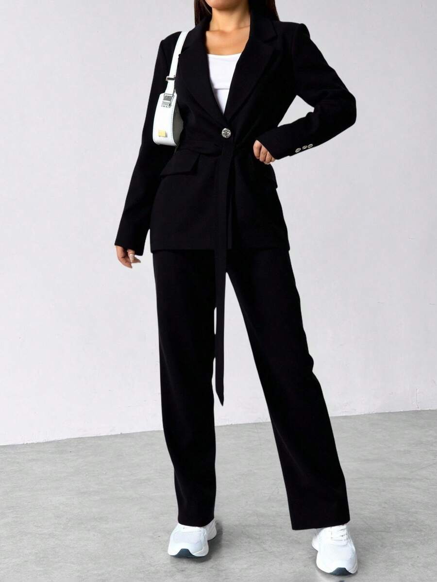 Conjunto set 3 piezas compuesto por  blazer blusa pantalón tejido vestir suave stretch estilo elegante  profesional corte clásico solapas un botón para cierre  cinturón permite ceñir la prenda a la cintura estiliza la figura  cinta para anudar top manga corta bajo recto pantalones corte recto look formal y sofisticado ambientes laborales  eventos que requieran un atuendo pulido día noche evento trabajo formal junta diario . - Negro - Ver 1