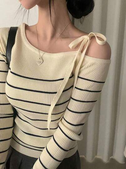 秋冬新款休闲斜领细肩带不对称肩部条纹拼布针织衫上衣 (条纹随机)